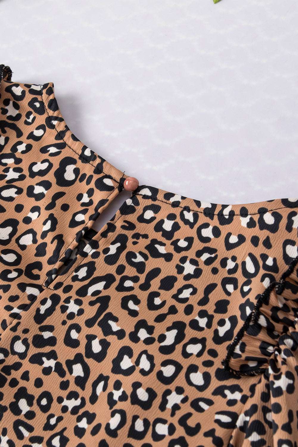 Chestnut Leopard Ruffle Flounce Sleeve BlouseMaterial:97%Polyester+3%Elastane



		The blouse is a stylish and feminine top featuring a trendy leopard print and flounce sleeves, adding a touch of flair to you