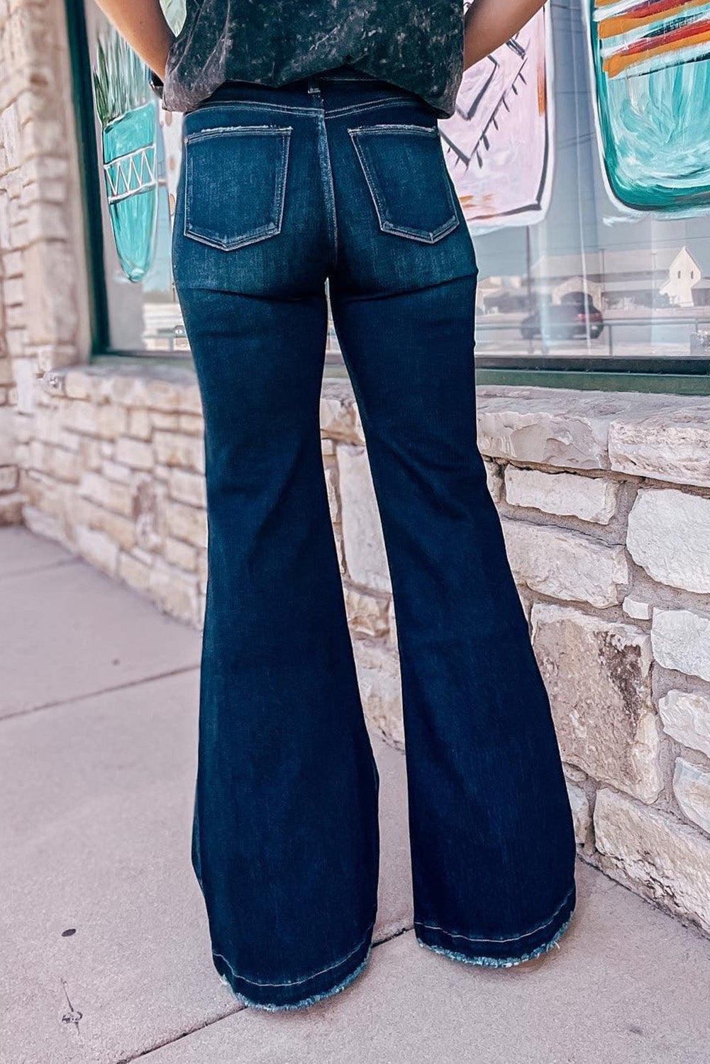 Real Teal High Rise Ripped Bell Bottom JeansMaterial:71%Cotton+27.5%Polyester+1.5%Elastane

• Experience ultimate comfort and style with the jeans, perfect for a casual day out or a night on the town. 
• The