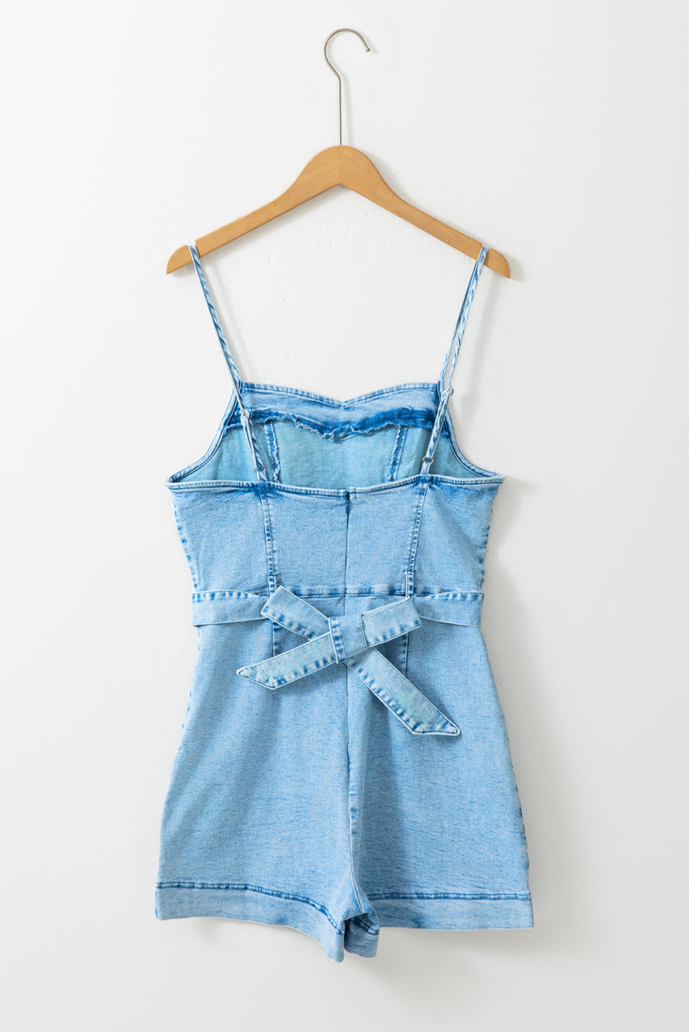 Beau Blue Spaghetti Straps Belted Denim RomperMaterial:71%Cotton+27.5%Polyester+1.5%Elastane

• Effortlessly chic, the romper is a versatile piece suitable for any occasion, from casual outings to a night on th