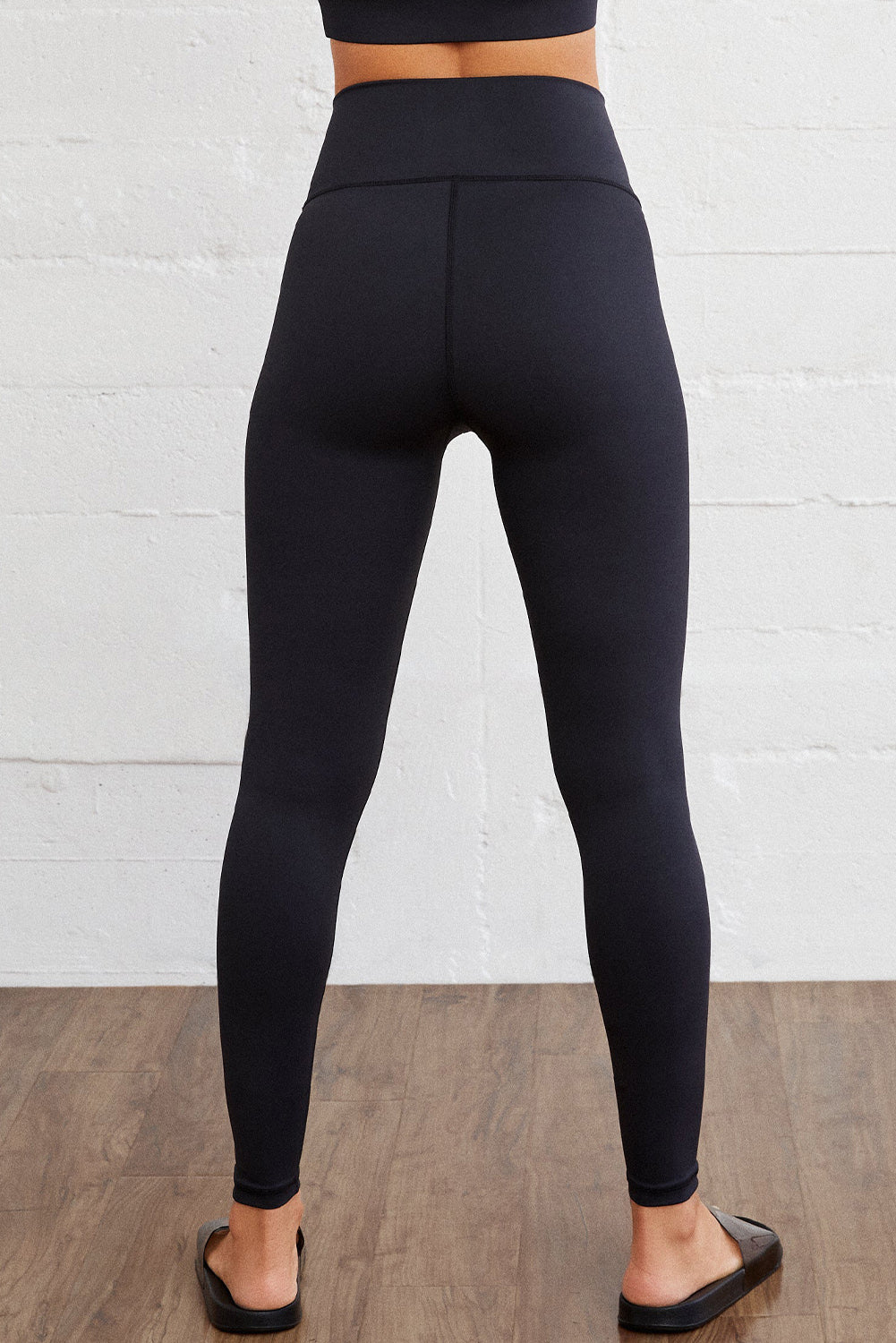 Black Arched Waist Seamless Active LeggingsMaterial:75%Polyamide+25%Elastane



		Elevate your sports experience with these seamless active leggings, providing both comfort and style for your workout sessio