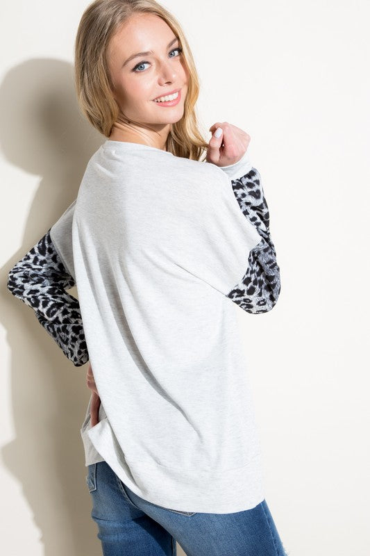 PLUS ANIMAL MIX VOLUME SL TOPANIMAL PRINT WOVEN AND SOLID TERRY MIXED VOLUME LONG SLEEVE ROUND NECK BANDED BOTTOM PLUS TOP
Style: Casual
Print / Pattern: ANIMAL PRINT AND SOLID
Fit: Loose
Neck L