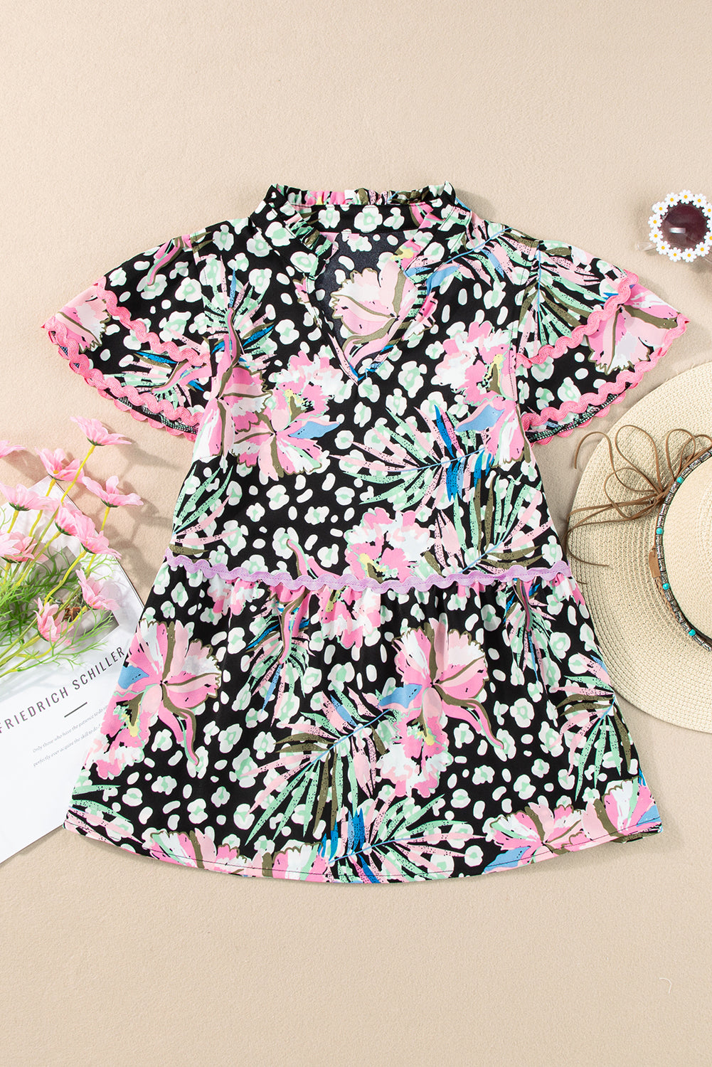 Pink Boho Floral Print Ricrac Splicing Short Sleeve BlouseMaterial:100%Polyester



		The blouse is a charming and bohemian-inspired piece for your wardrobe.
	
	
		Featuring a mix of floral prints, this blouse exudes a