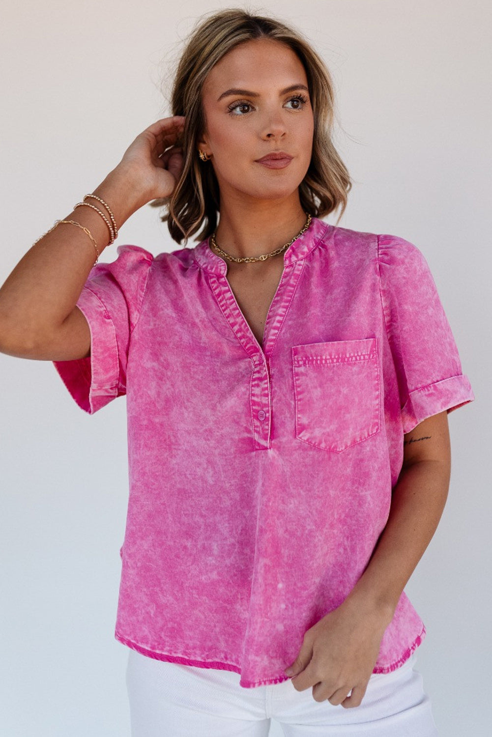 Bright Pink Mineral Wash Split Neck Pocket Patched Denim BlouseMaterial:100%Lyocell

• Stand out in style with this eye-catching bright pink mineral wash denim blouse featuring a split neck design and unique pocket patches for 