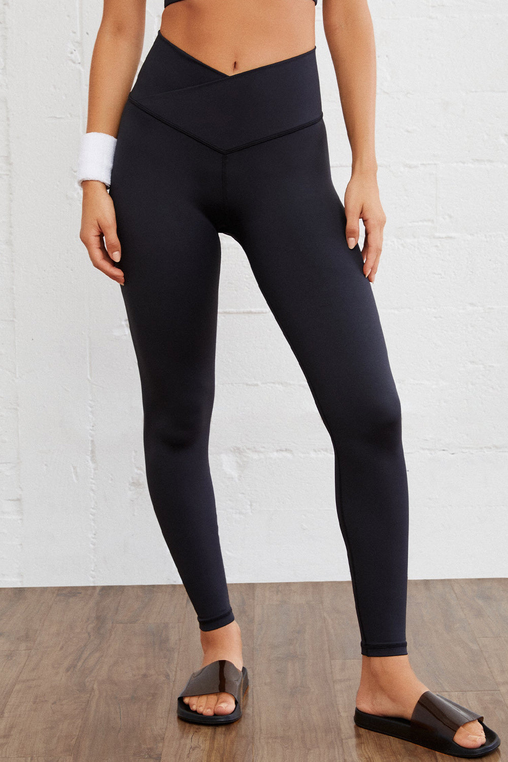 Black Arched Waist Seamless Active LeggingsMaterial:75%Polyamide+25%Elastane



		Elevate your sports experience with these seamless active leggings, providing both comfort and style for your workout sessio