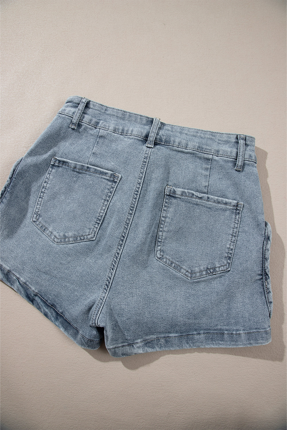 Dusk Blue Studded Acid Wash Denim ShortsMaterial:75%Cotton+23%Polyester+2%Elastane

• Elevate your summer style with the shorts, featuring a vintage-inspired design with edgy studded details for a trendy 