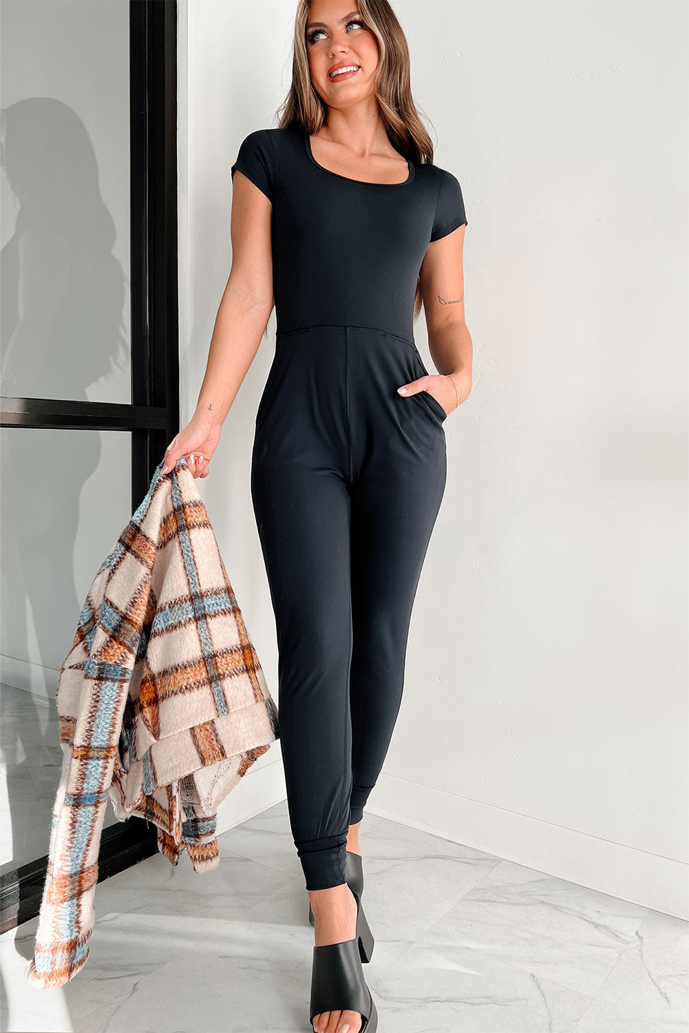 Black Short Sleeve Pocketed Athleisure Jogger JumpsuitMaterial:95%Polyester+5%Elastane



		This black jumpsuit is flattering to show a slim fit figure
	
	
		The round neck, short sleeve and onesies style make it a