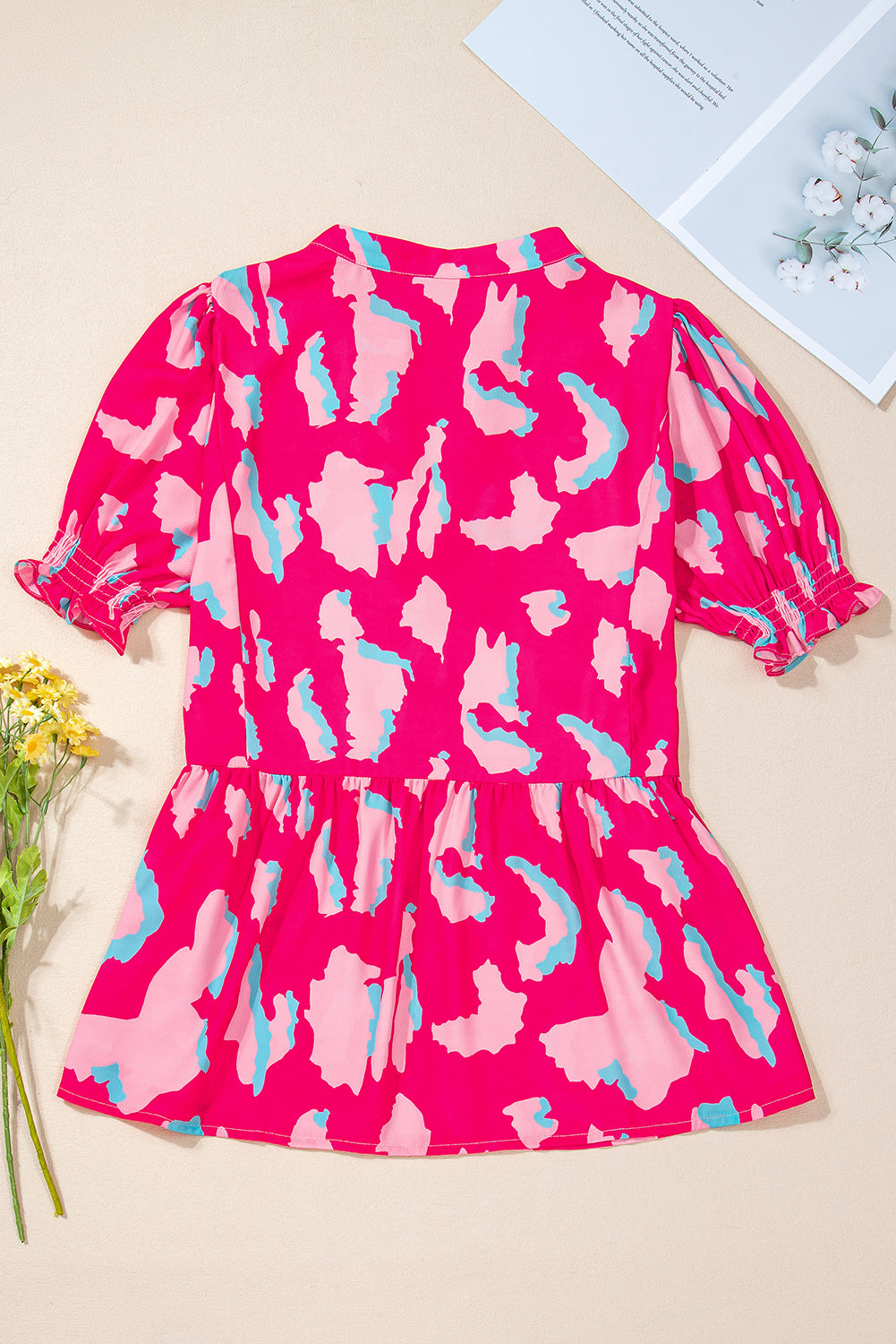 Rose Abstract Print Smocked Puff Sleeve V Neck Peplum BlouseMaterial:100%Polyester



		The chic printed design will be your new favorite
	
	
		This is a casual blouse for women finished with a ruffle hem
	
	
		It has