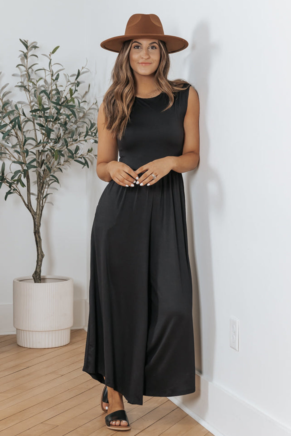 Black Solid Color Open Back Sleeveless Wide Leg JumpsuitMaterial:65%Polyester+30%Viscose+5%Elastane

• Effortlessly chic and versatile, this black jumpsuit features a high waist design for a flattering silhouette.
• The