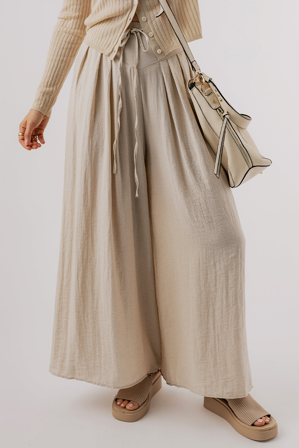 Beige Casual Lace-up Waist Pleated Wide Leg PantsMaterial:67%Viscose+21%Polyamide+12%Linen

• Effortlessly chic, the pants feature a tie waist for a customizable fit and pleated details for a touch of sophisticati