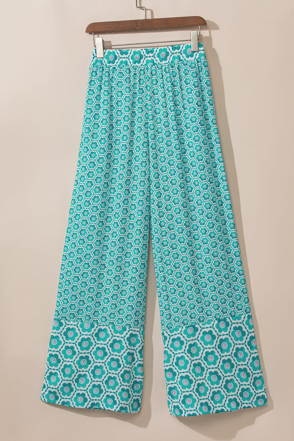 Green Boho Geometric Print Drawstring High Waist Flared PantsMaterial:100%Polyester

• Elevate your daily style with these pants, featuring a high waist design for a flattering silhouette.
• The intricate geometric print add