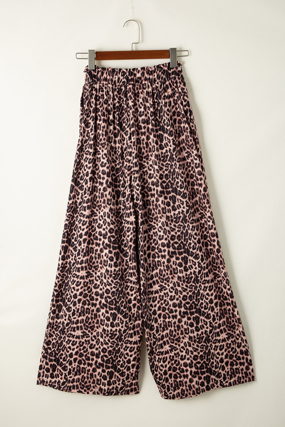 Beige Boho Leopard Print Wide Leg PantsMaterial:95%Polyester+5%Elastane



		Achieve a fierce and wild look with these animal print pants. 
	
	
		The oversized fit and wide-leg design infuse a chic b