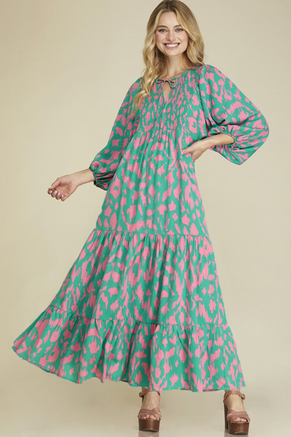 Green Abstract Print Puff Sleeve Smocked V Neck Maxi DressMaterial:100%Polyester

• Embrace the essence of nature in this maxi dress, featuring a V-neckline that accentuates your femininity with a smocked bodice for a flat