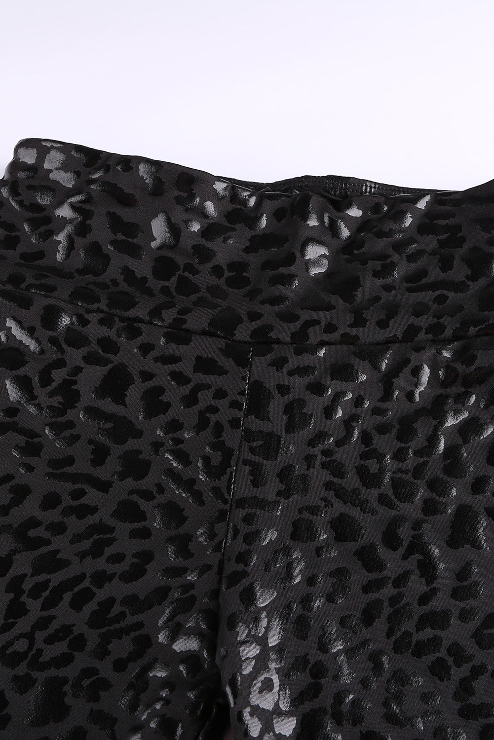 Black Casual Shiny Leopard Print Cropped LeggingsMaterial:95%Polyester+5%Elastane

• Embrace your wild side with these leggings, adding a touch of fierce style to your wardrobe.
• The high waist design of these l