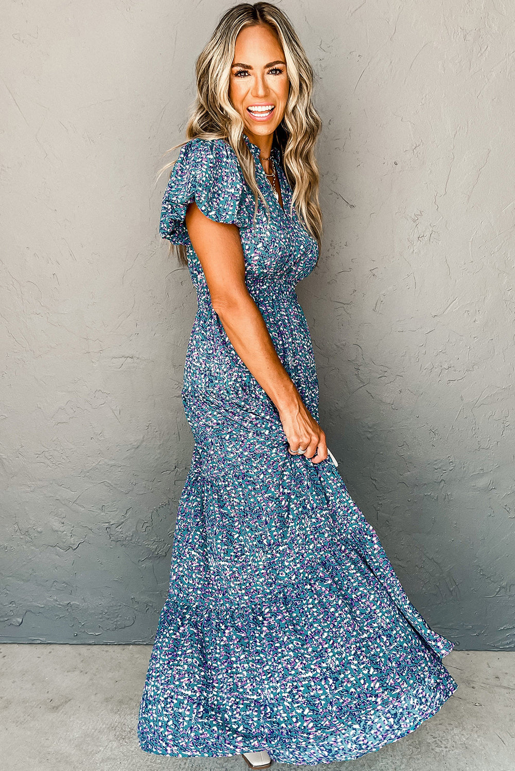 Blue Abstract Print Split V Neck Shirred High Waist Maxi DressMaterial:100%Viscose

• Embrace bohemian elegance with our dress, featuring a unique abstract pattern in shades of blue, perfect for a beach vacation or summer gath