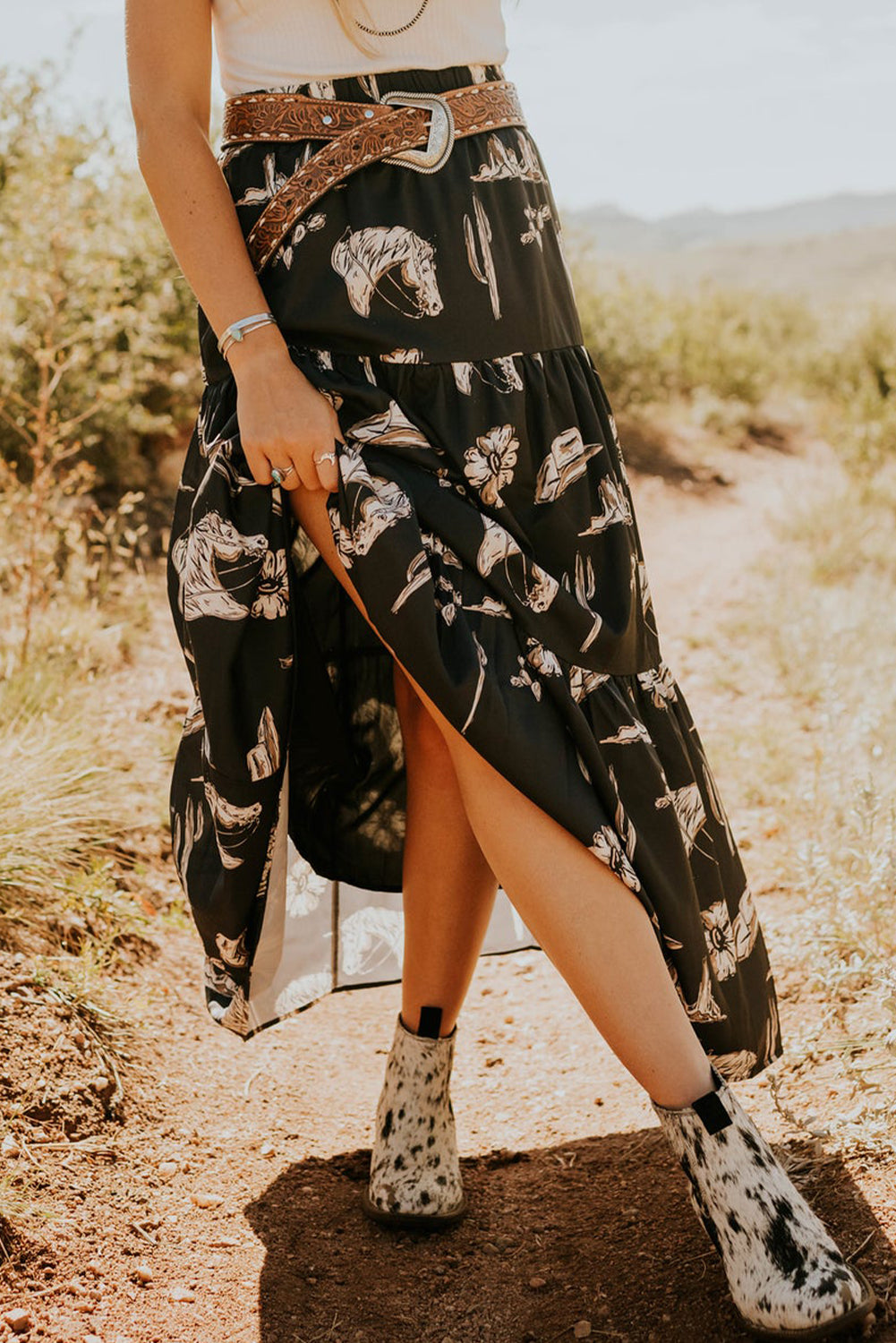 Black Elastic Waist Tiered Maxi SkirtMaterial:100%Polyester

• Its flowing tiers add a touch of whimsy to your daily wardrobe.
• Crafted with a comfortable elastic waistband, this skirt offers a versa