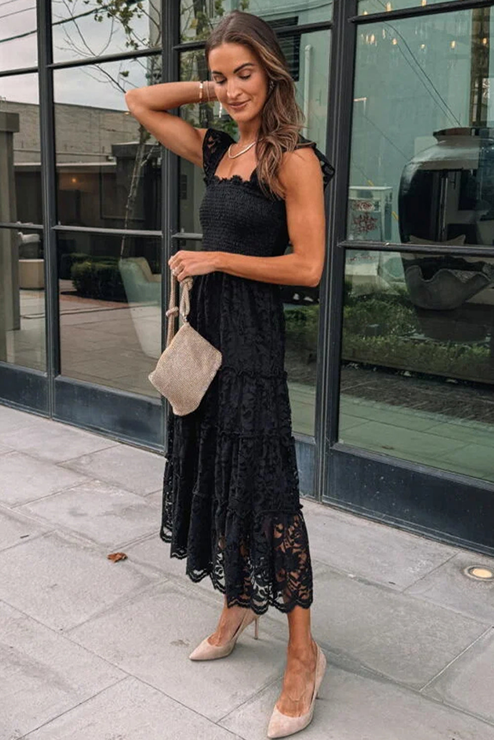 Black Lace Smocked Bodice Sleeveless Midi DressMaterial:54%Polyamide+41%Polyester+5%Elastane

• Effortlessly chic, this black lace smocked bodice midi dress exudes elegance and sophistication, perfect for both c