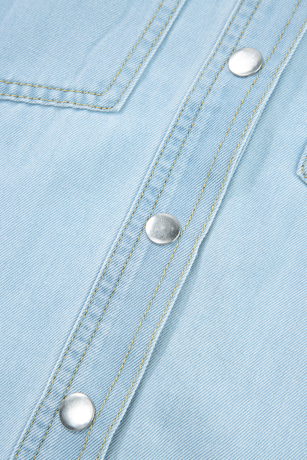 Mist Blue Light Wash Flap Pockets Rounded Hem Denim BlouseMaterial:82%Cotton+10%Polyester+8%Viscose

• Elevate your daily wardrobe with the bouse, featuring chic flap pockets and a rounded hem for a modern touch.
• Crafte