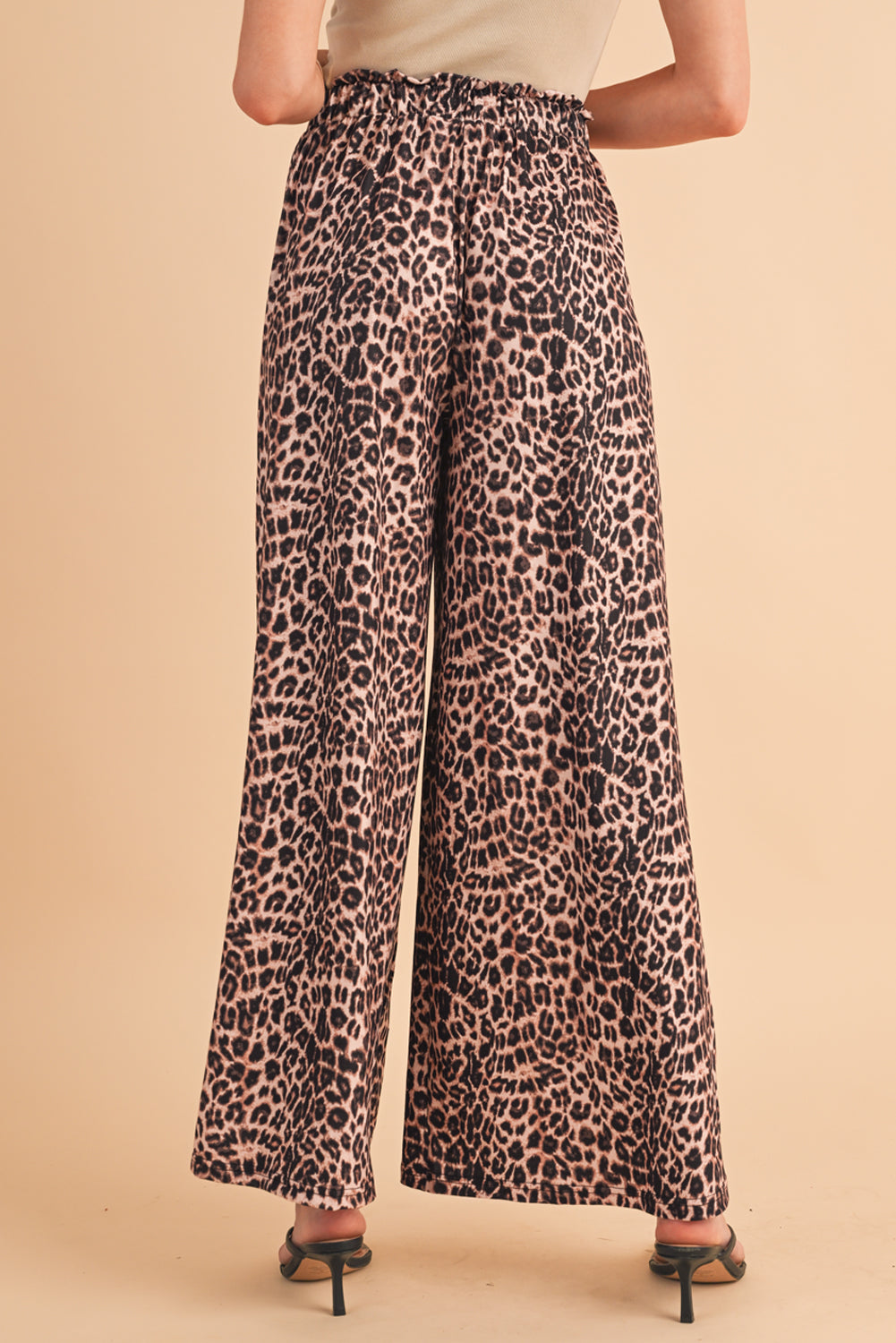 Beige Boho Leopard Print Wide Leg PantsMaterial:95%Polyester+5%Elastane



		Achieve a fierce and wild look with these animal print pants. 
	
	
		The oversized fit and wide-leg design infuse a chic b