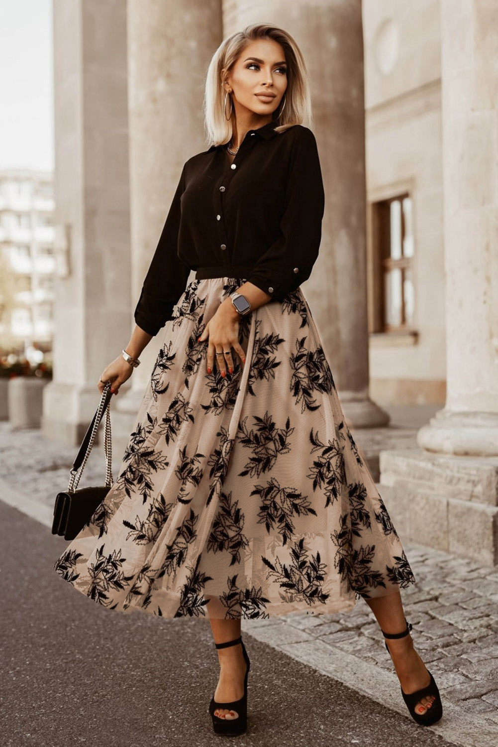 Apricot Floral Leaves Embroidered High Waist Maxi SkirtMaterial:100%Polyamide



		Floral and
leaves embroidered makes the skirt very elegant
	
	
		High waist maxi
skirt outlines women’s slender waistline
	
	
	