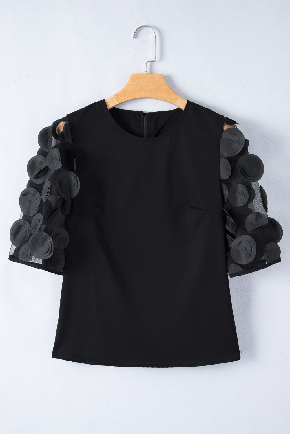 Black Applique Mesh Keyhole Back Splicing Sleeve BlouseMaterial:100%Polyester



		The blouse is a stylish and feminine top featuring delicate applique and mesh splicing on the sleeves, adding a touch of elegance and s