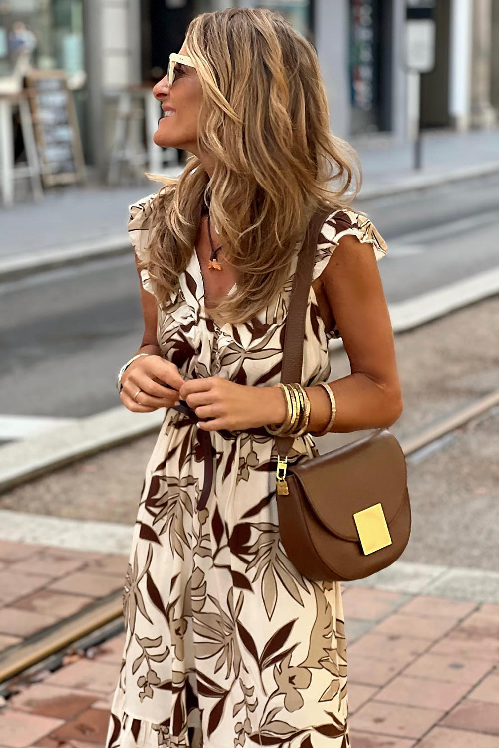 Brown Ruffled V Neck Leaves Print Long DressMaterial:100%Viscose

• Embrace nature in the chic dress, perfect for daily wear with its high waist design.
• The sleeveless feature offers a breezy feel, ideal f