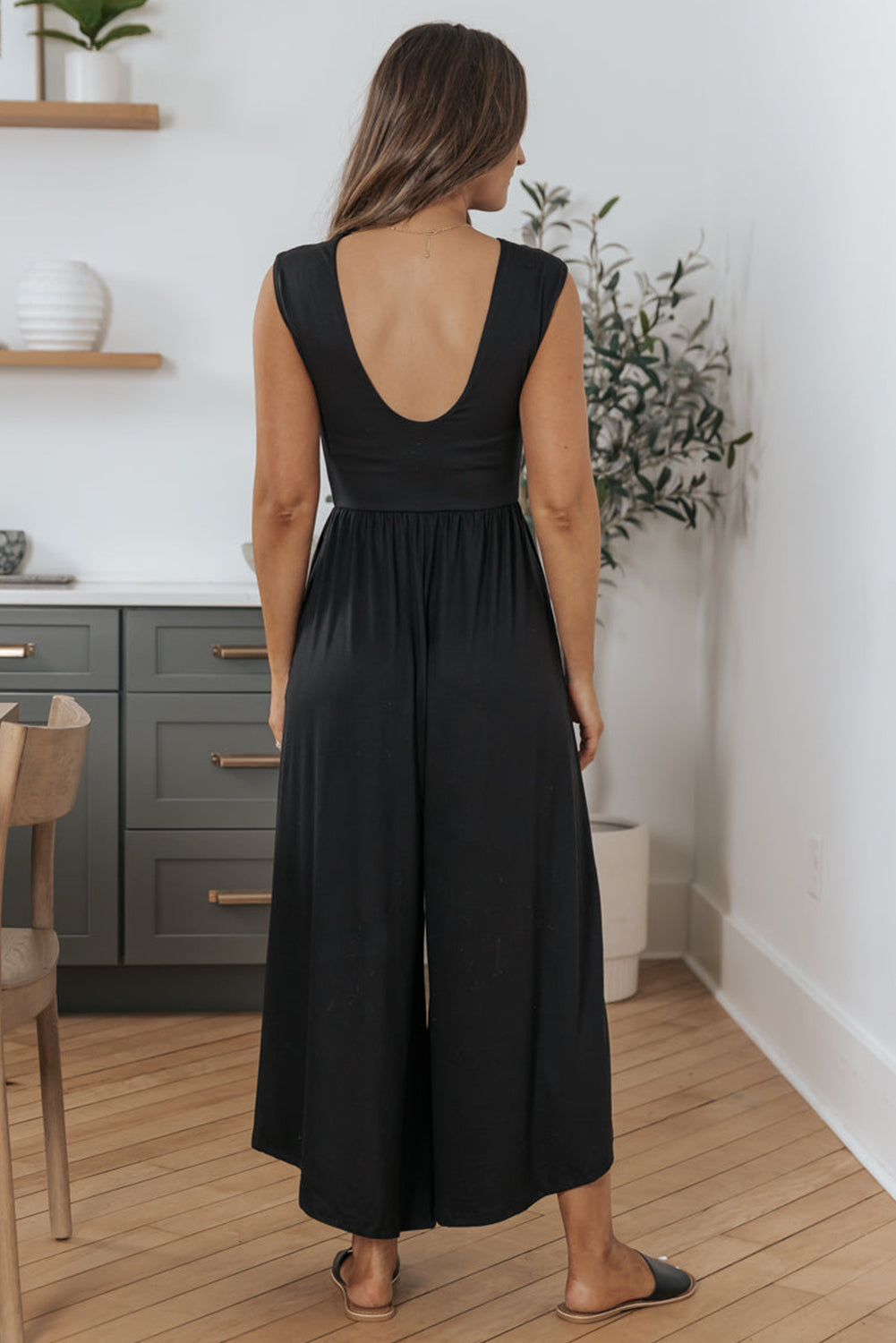 Black Solid Color Open Back Sleeveless Wide Leg JumpsuitMaterial:65%Polyester+30%Viscose+5%Elastane

• Effortlessly chic and versatile, this black jumpsuit features a high waist design for a flattering silhouette.
• The