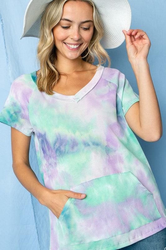 PLUS TIE DYE THERMAL V NECK TOPPLUS TIE DYE THERMAL FRONT POCKET SHORT SLEEVE V NECK TOP96% POLYESTER, 4% SPANDEX MADE IN USA1X/2X/3X 2-2-2
Style: Casual
Print / Pattern: TIE DYE 
Fit: Regular
Emb