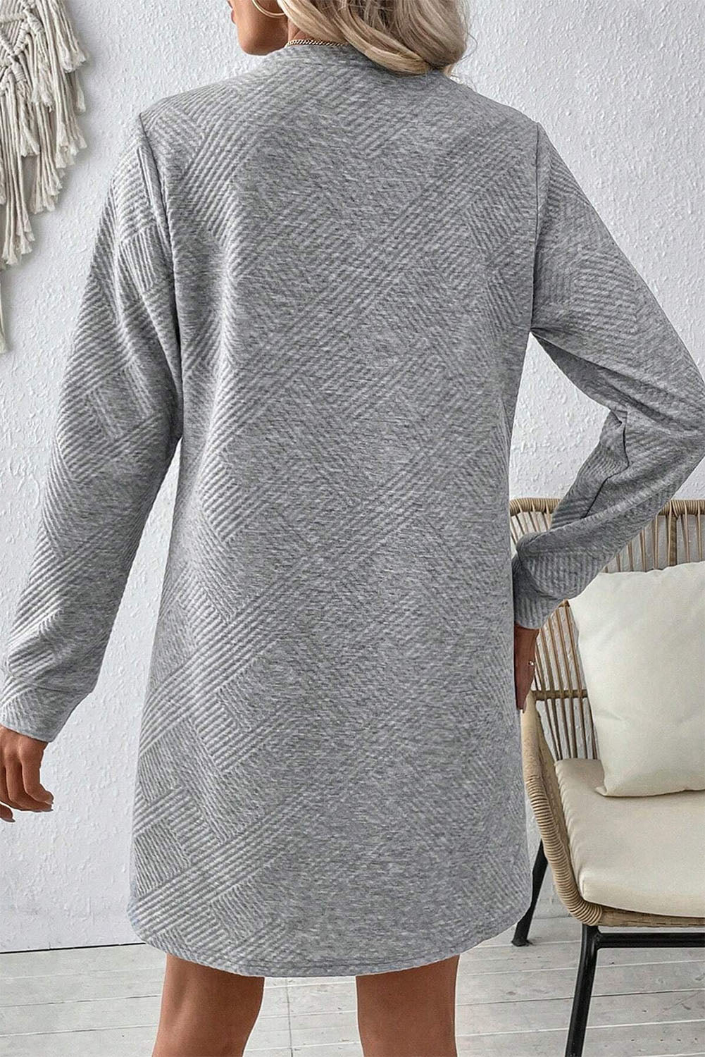 Gray Solid Color Textured Long Sleeve Shift Short DressMaterial:97%Polyester+3%Elastane

• Effortlessly chic, this gray shift dress boasts a solid color and a textured fabric that adds depth and interest to your look.
