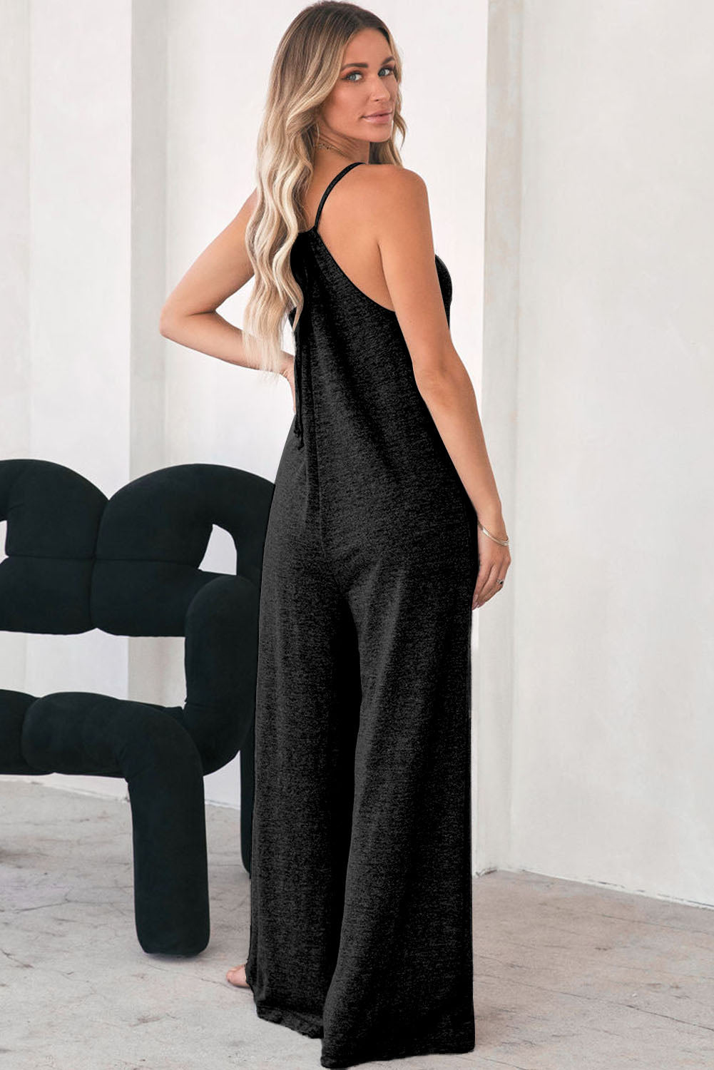 Gray Loose Fit Side Pockets Spaghetti Strap Wide Leg JumpsuitMaterial:65%Polyester+30%Cotton+5%Elastane



		Featuring a loose fit, the wide leg
jumpsuit provides freedom of movement
	
	
		Spaghetti straps highlight wome