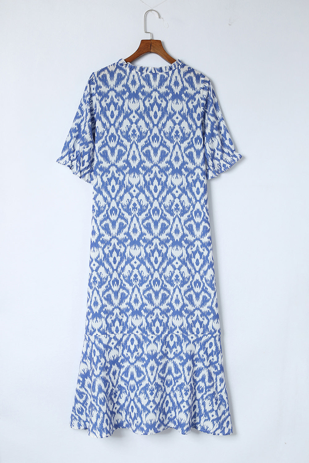 Sky Blue Geometric Print Casual V Neck Maxi DressMaterial:100%Polyester



		•Gorgeous and stylish dress in elegant blue with ruffle trim.
	
	
		•Features a split v-neck and a half-sleeve design that adds some