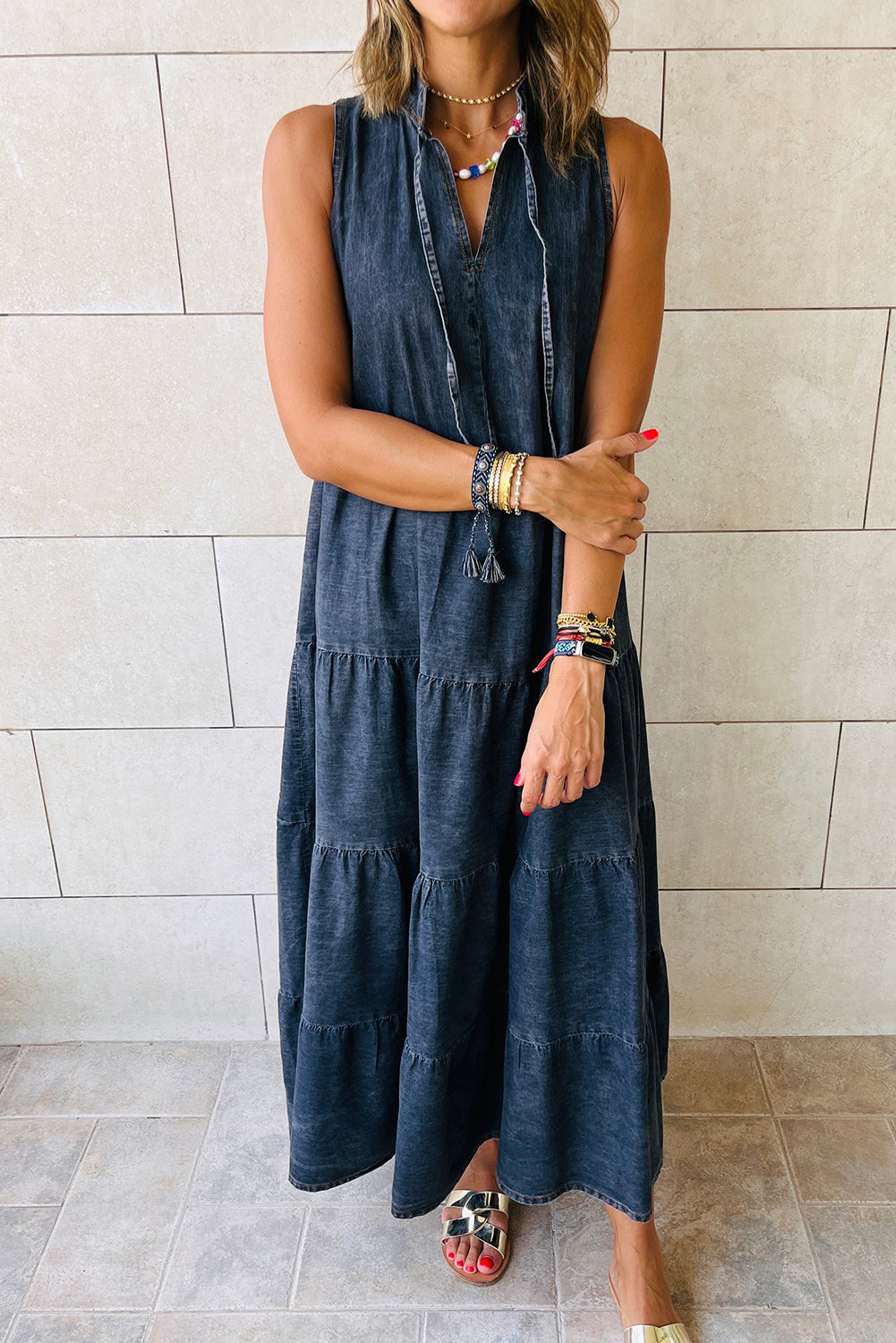 Blue Sleeveless Tiered Chambray Maxi DressMaterial:95%Cotton+5%Polyester


	


		This maxi dress is perfect for summer. The lightweight and airy silhouette is comfortable and breathable. 
	
	
		The ch