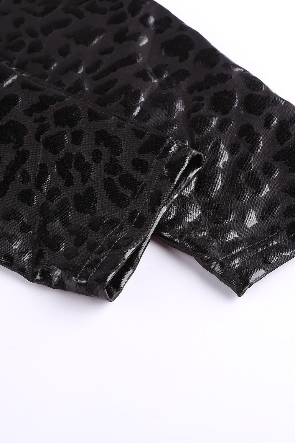 Black Casual Shiny Leopard Print Cropped LeggingsMaterial:95%Polyester+5%Elastane

• Embrace your wild side with these leggings, adding a touch of fierce style to your wardrobe.
• The high waist design of these l