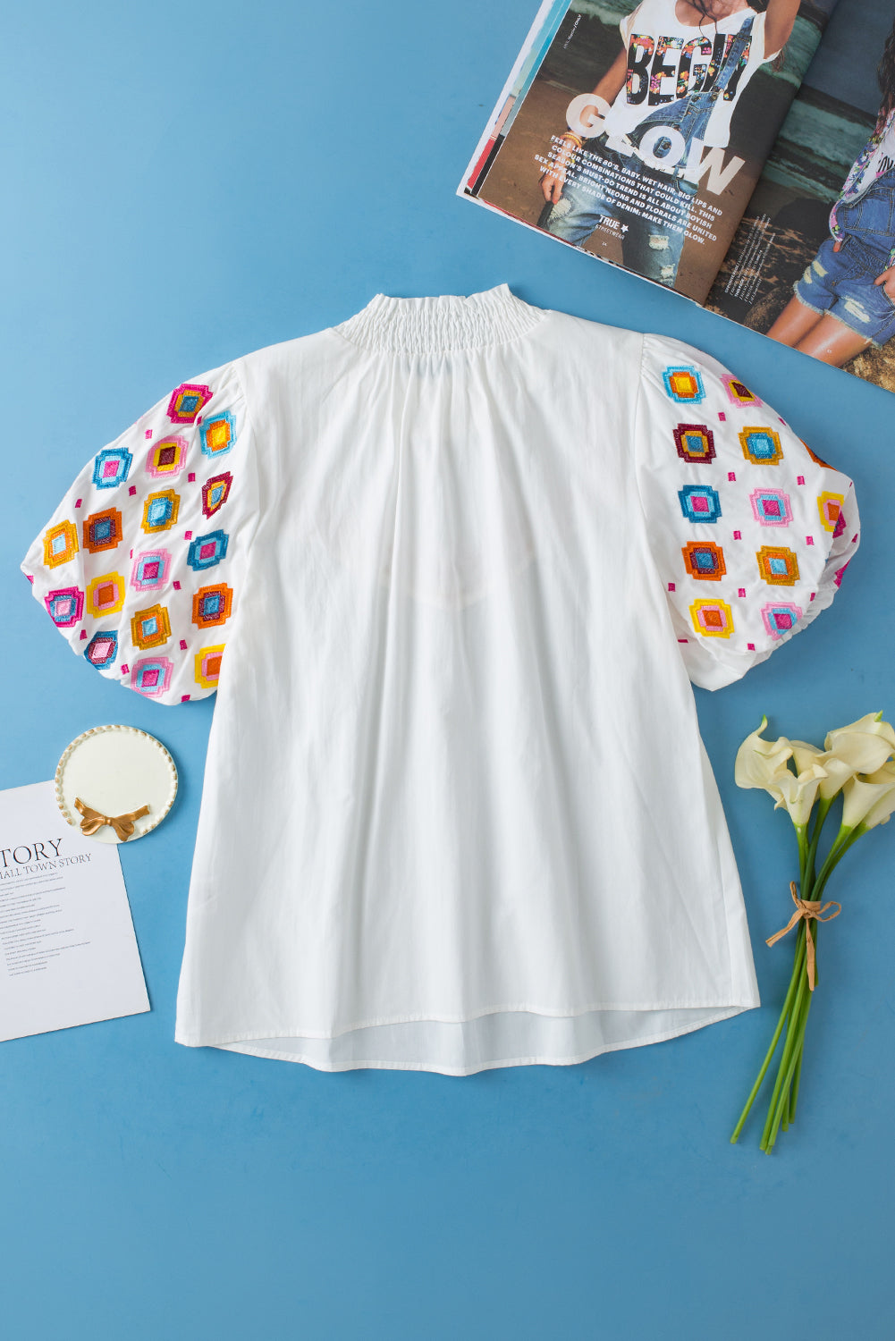 White Geometric Embroidered Smocked Neck Puff Sleeve TopMaterial:100%Cotton


	


		Elevate your style with our top, a charming piece that combines trendy details with a touch of elegance.
	
	
		This top features i