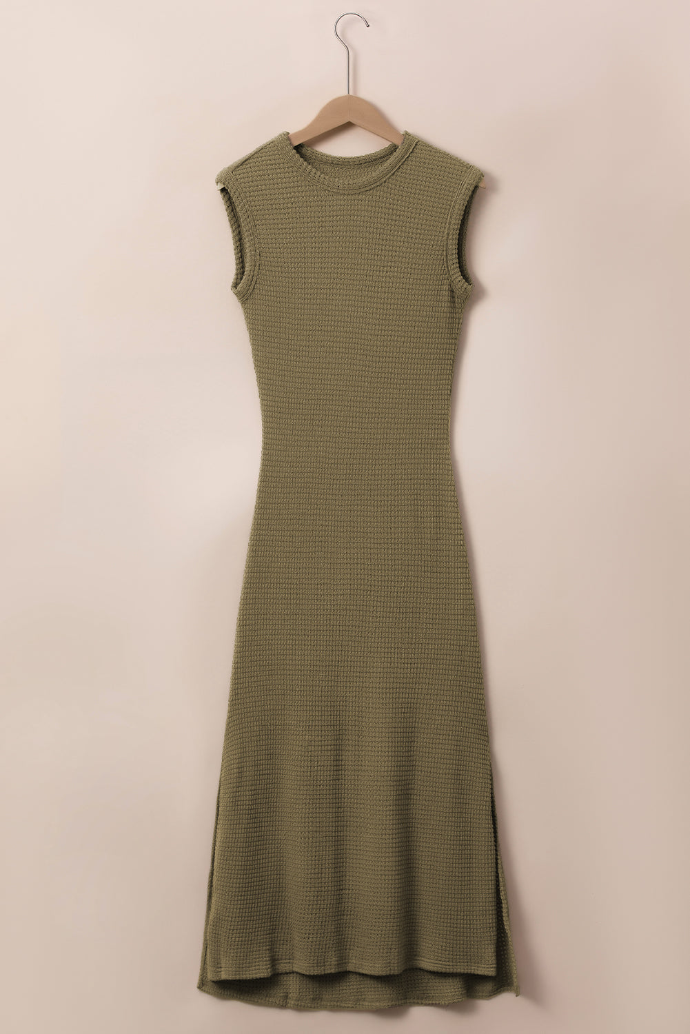 Jungle Green Sleeveless Waffle Knit Side Slit Maxi DressMaterial:65%Polyester+30%Viscose+5%Elastane


	


		The maxi dress is made of a cozy and textured waffle knit fabric, providing both comfort and style.
	
	
		