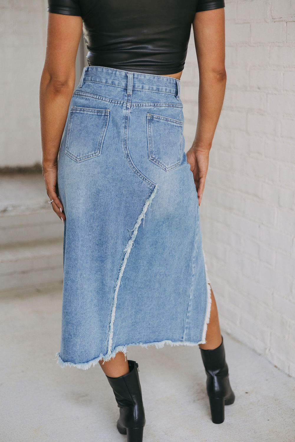 Light Blue Frayed Slit Asymmetric Denim Midi SkirtMaterial:53%Cotton+32%Polyester+13%Viscose+2%Elastane

• Embrace a carefree vibe in this light blue frayed denim midi skirt, perfect for vacation adventures.
• The