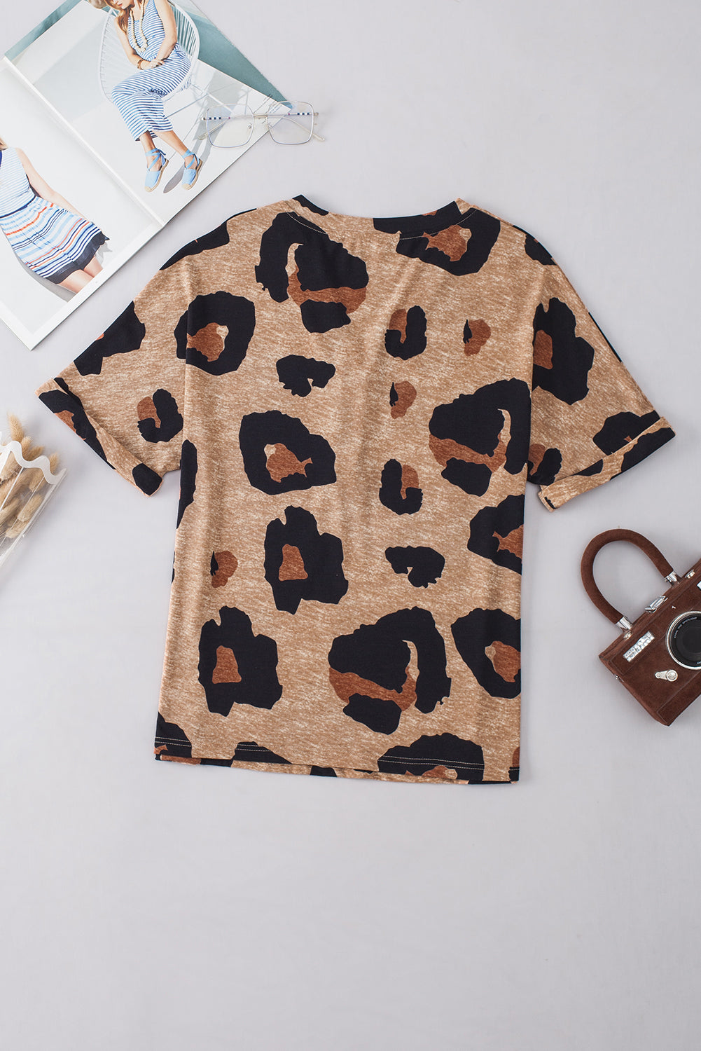 Light Beige Leopard Print Button V Neck T ShirtMaterial:95%POLYESTER+5%ELASTANE



		This t-shirt features a stylish V-neckline with buttons, adding a touch of detail and versatility to the design. 
	
	
		Th