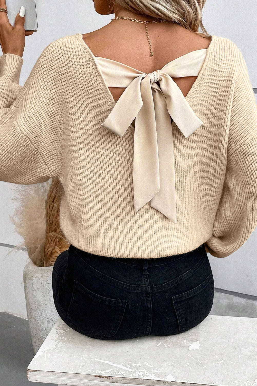 Apricot Lantern Sleeve V Neck Knot Back SweaterMaterial:50%Viscose+28%Polyester+22%Polyamide

• Effortlessly chic, this sweater features a stylish knot back detail that adds a touch of sophistication to your loo