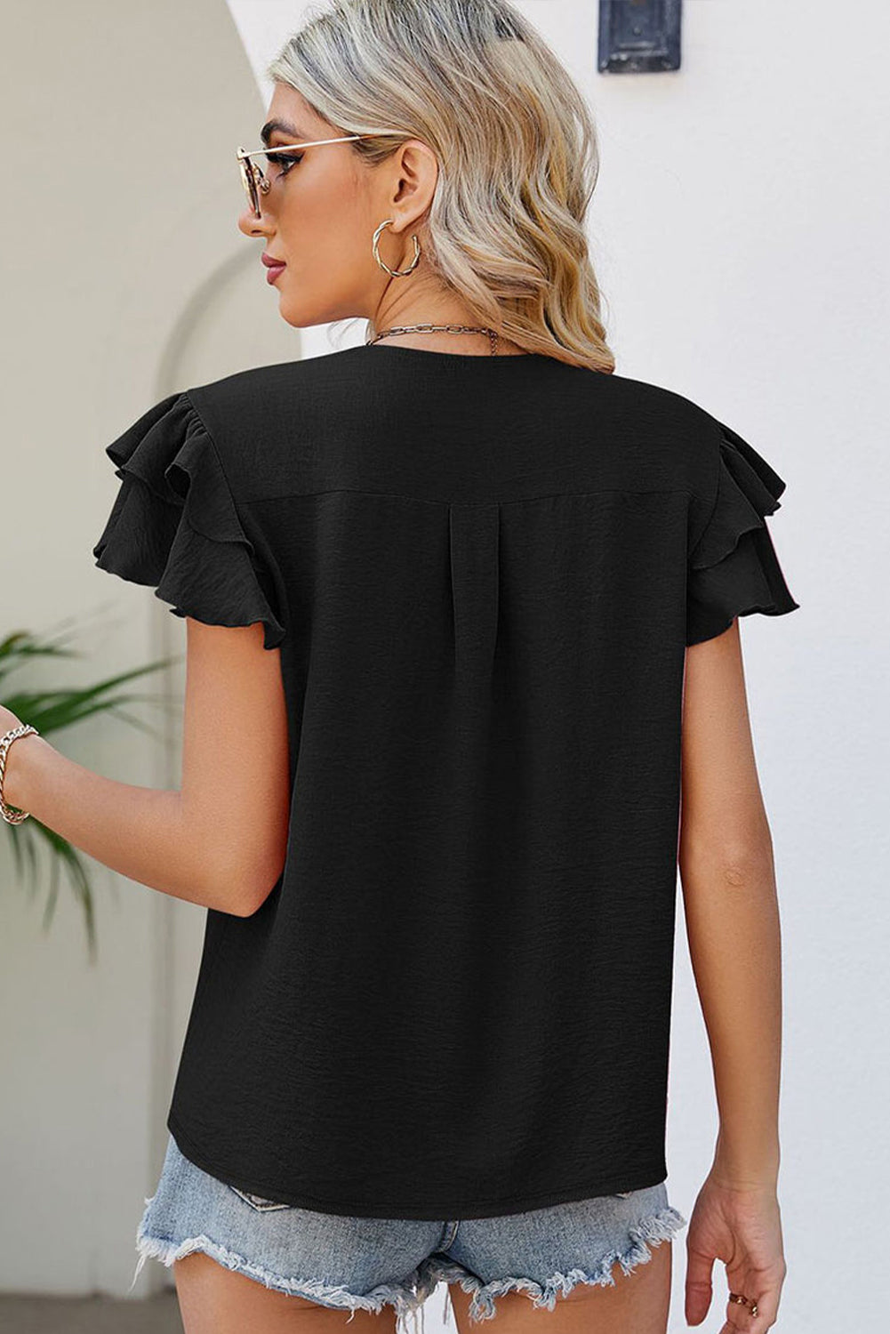 Black Solid Color V Neck Ruffle Short Sleeve BlouseMaterial:100%Polyester



		Achieve a graceful and elegant look with this plain blouse. 
	
	
		The V-neck design adds a touch of sexiness and femininity, while 