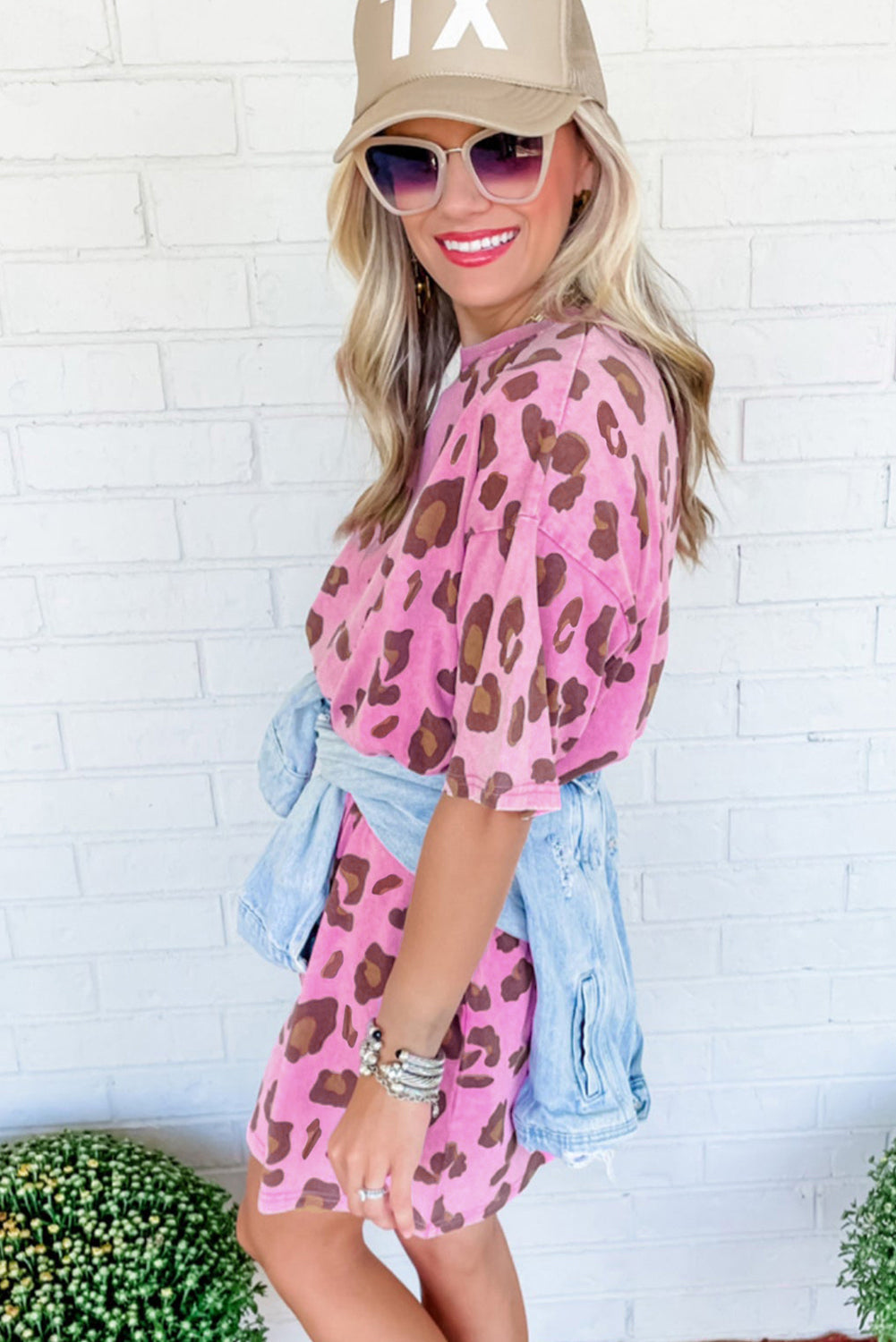 Pink Leopard Mineral Wash Side Pocket T Shirt Mini DressMaterial:65%Polyester+30%Cotton+5%Elastane

• Embrace your inner wild side with the dress, perfect for adding a pop of color to your wardrobe.
• Stay comfortable a