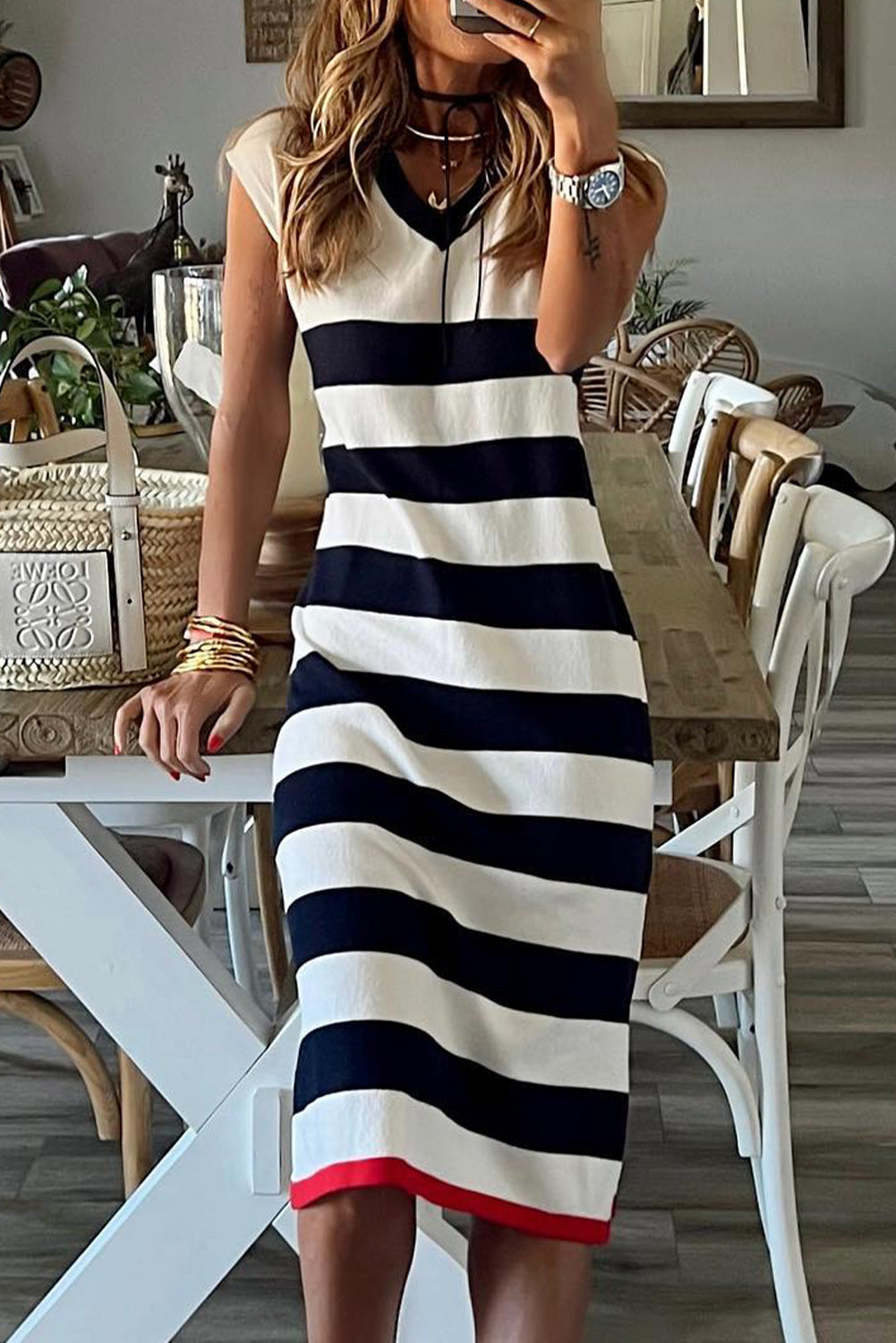 Stripe Casual V Neck Cap Sleeve Midi DressMaterial:95%POLYESTER+5%ELASTANE



		This midi dress features a classic and timeless striped pattern that is perfect forany occasion
	
	
		The dress has a flat