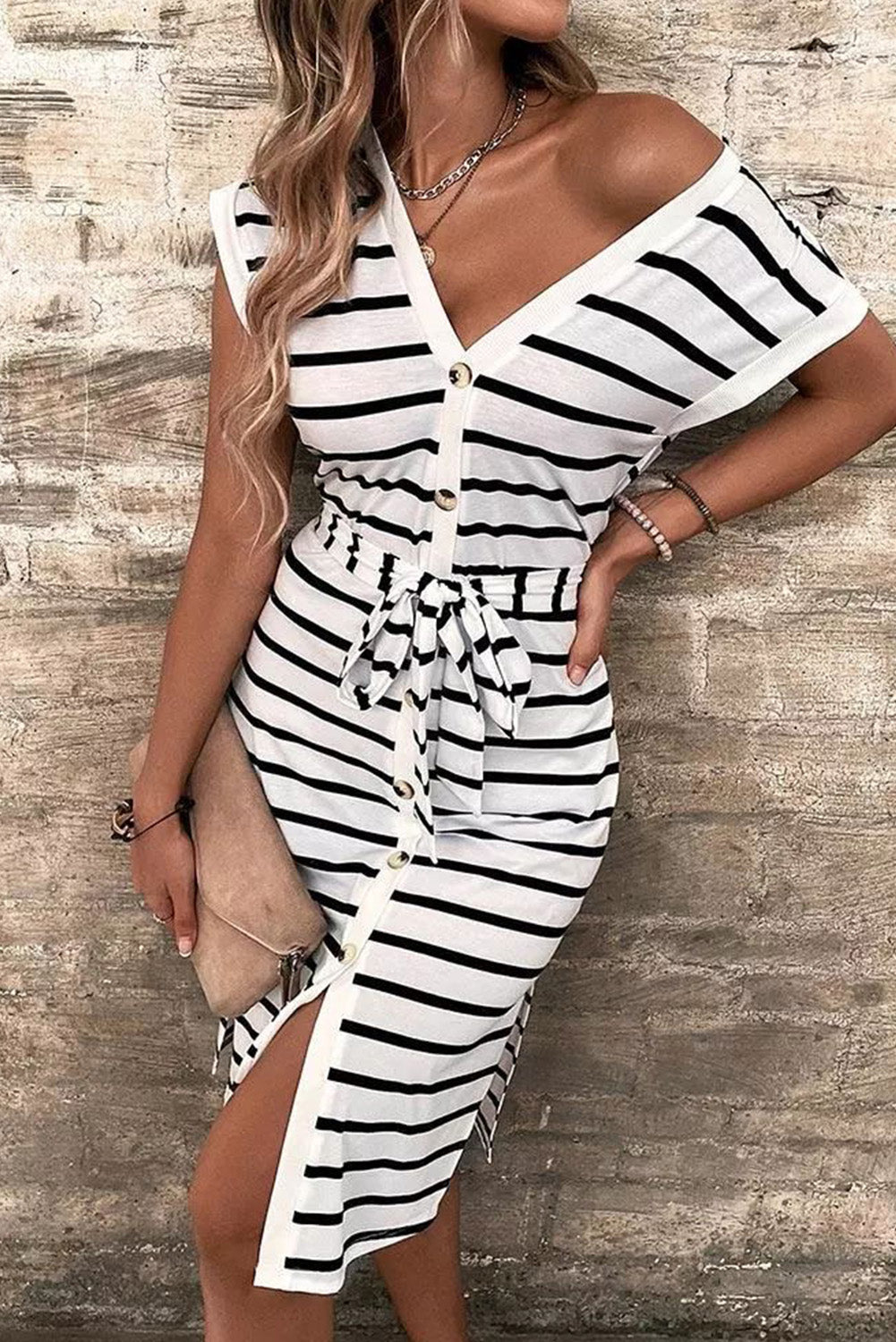 Striped Button Belted Casual V-Neck Midi DressMaterial:95%POLYESTER+5%ELASTANE



		•The waist belt accentuates the figure and creates a flattering silhouette.
	
	
		•The v-neckline adds a touch of feminini