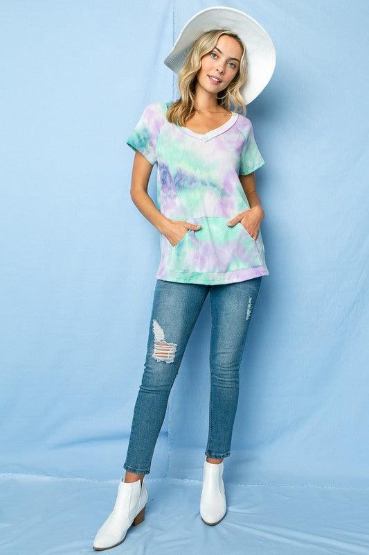 PLUS TIE DYE THERMAL V NECK TOPPLUS TIE DYE THERMAL FRONT POCKET SHORT SLEEVE V NECK TOP96% POLYESTER, 4% SPANDEX MADE IN USA1X/2X/3X 2-2-2
Style: Casual
Print / Pattern: TIE DYE 
Fit: Regular
Emb