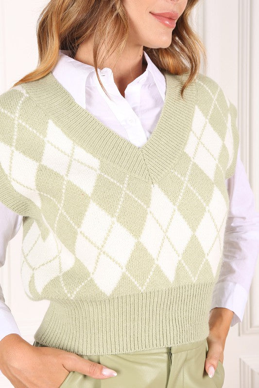 Knitted argyle sweater vest- Knitted argyle sweater vest (yarn dyed, not printed)- Pattern type : argyle pattern- Neck line : V neck- Sleeve length : sleeveless- Stretch : stretch- Sheer : not