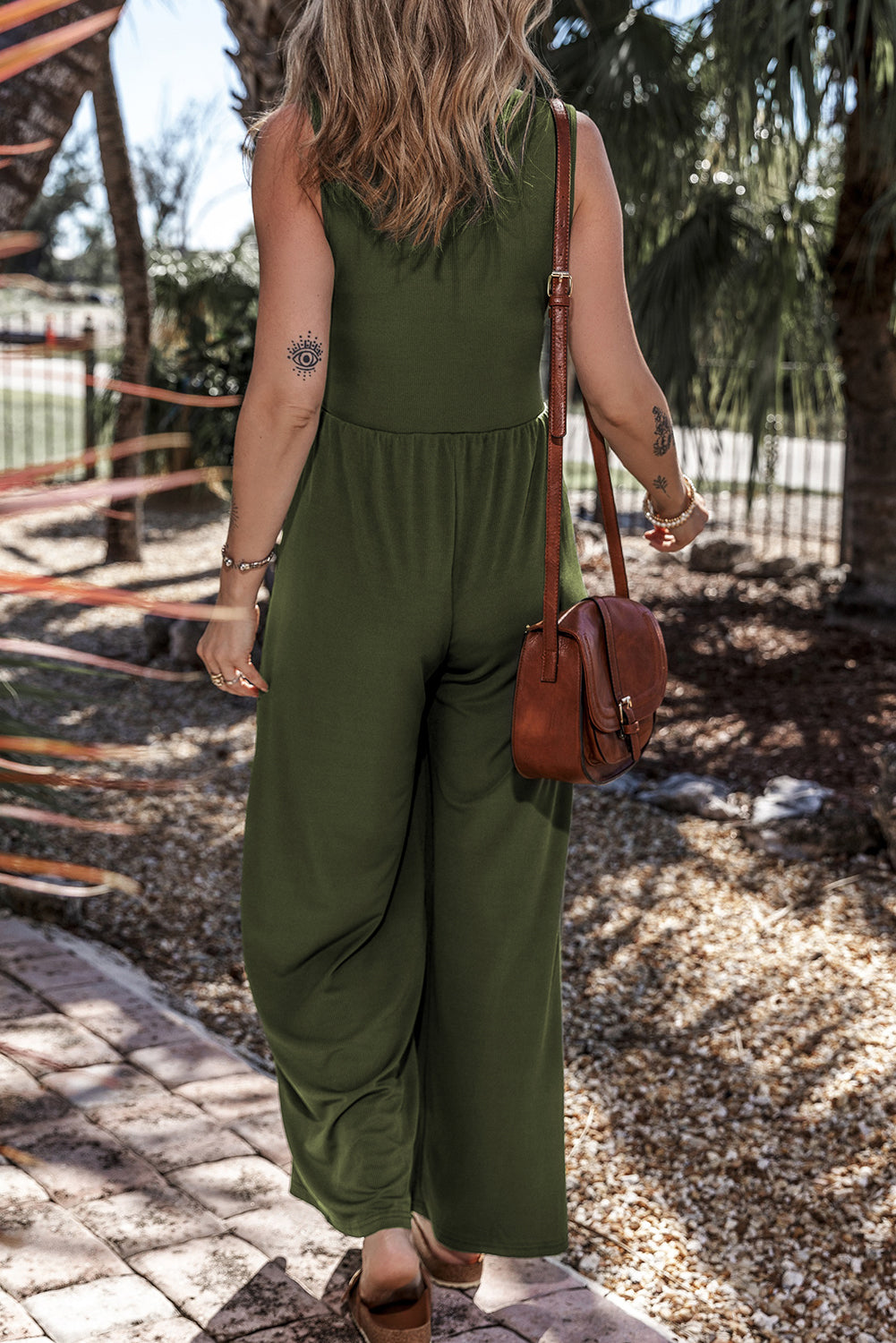 Moss Green Sleeveless V Neck Ruched Wide Leg JumpsuitMaterial:95%Polyester+5%Elastane

• Elegant moss green jumpsuit featuring a flattering V-neck design that accentuates the neckline.
• Sleeveless style offers a chi