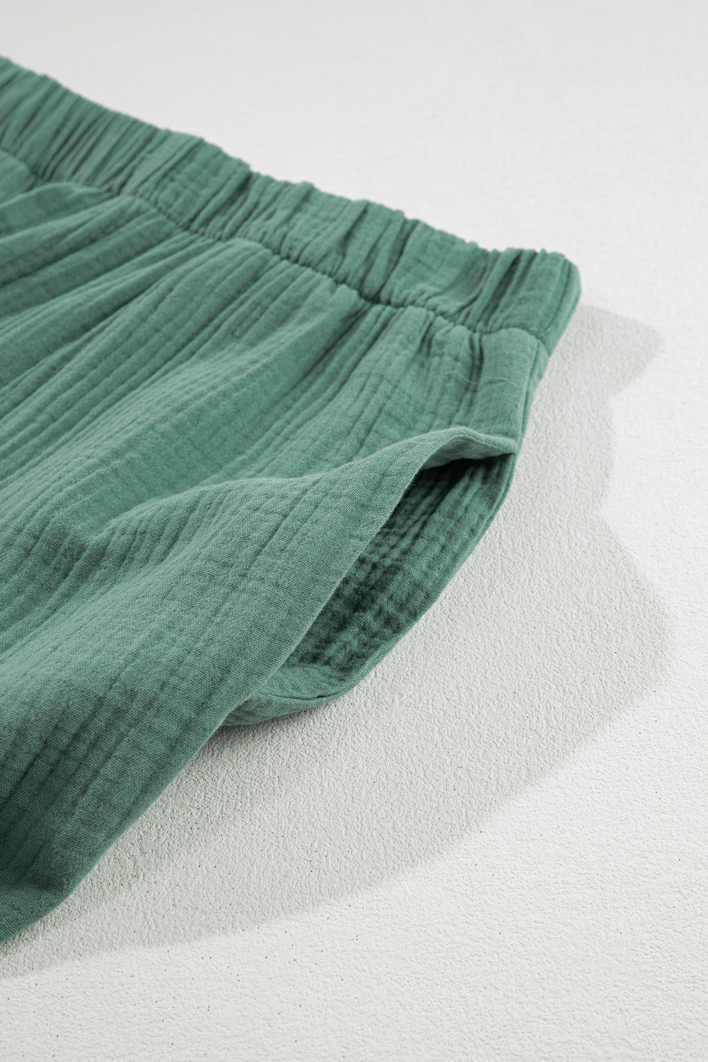 Black Plain Cotton Tiered Ruffle Flare High Waisted PantsMaterial:100%Cotton


	


		The vibrant green color adds a pop of color to your outfit, while the ruffle detailing brings a touch of femininity and flair.
	
	
