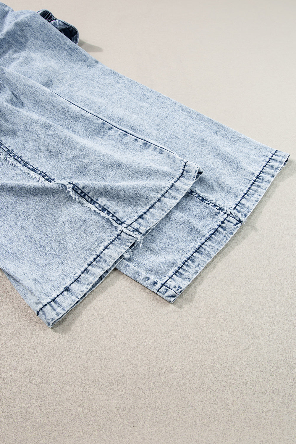 Blue Light Wash Frayed Exposed Seam Wide Leg Denim OverallsMaterial:95%Cotton+5%Polyester



		The overalls are a stylish and retro-inspired pair of overalls made from light wash denim.
	
	
		These overalls have a vinta