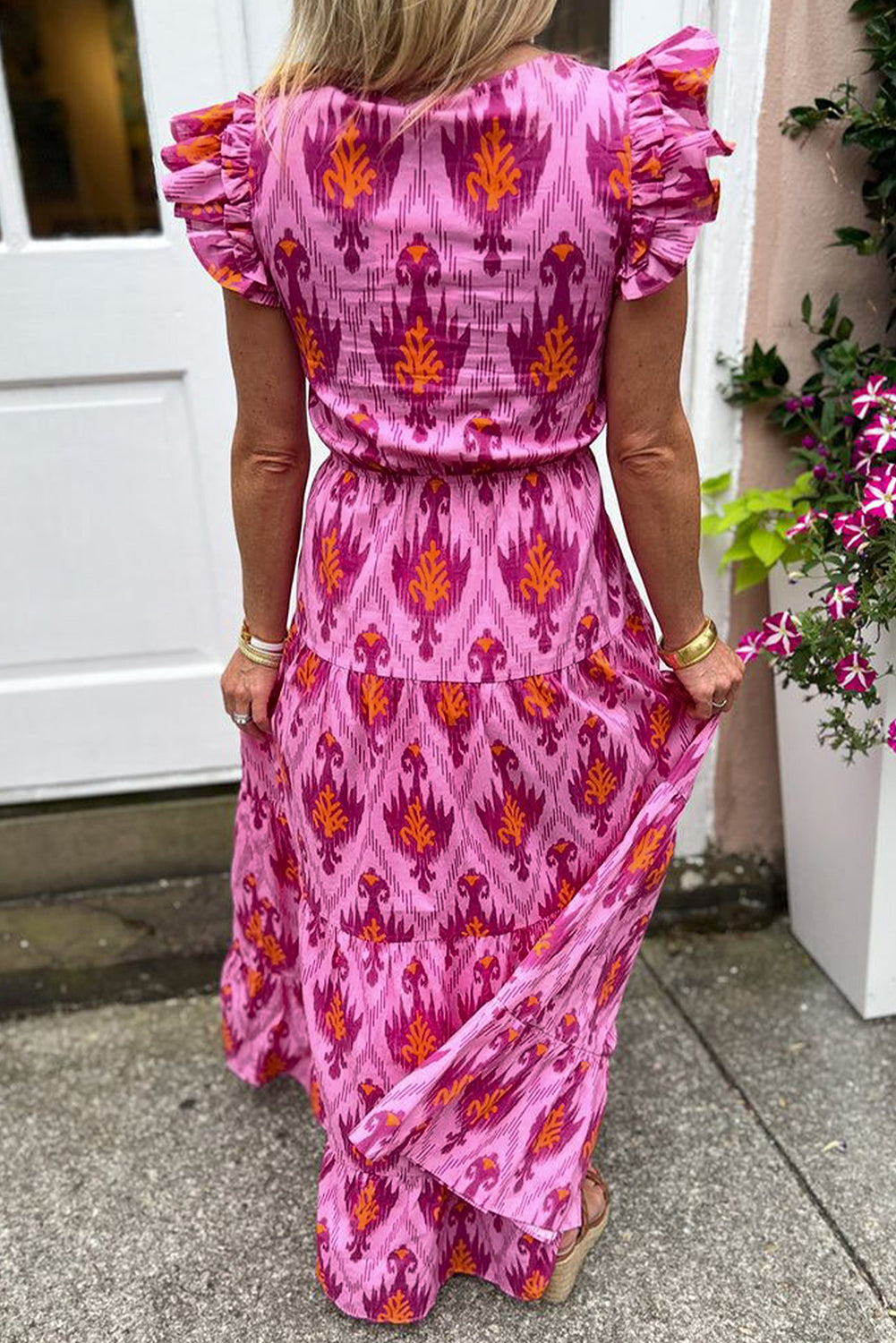 Bonbon Boho Abstract Print Ruffle Tiered Maxi DressMaterial:81%Viscose+19%Polyamide



		The dress embodies a bohemian style, characterized by its free-spirited and relaxed aesthetic. 
	
	
		The maxi length of t