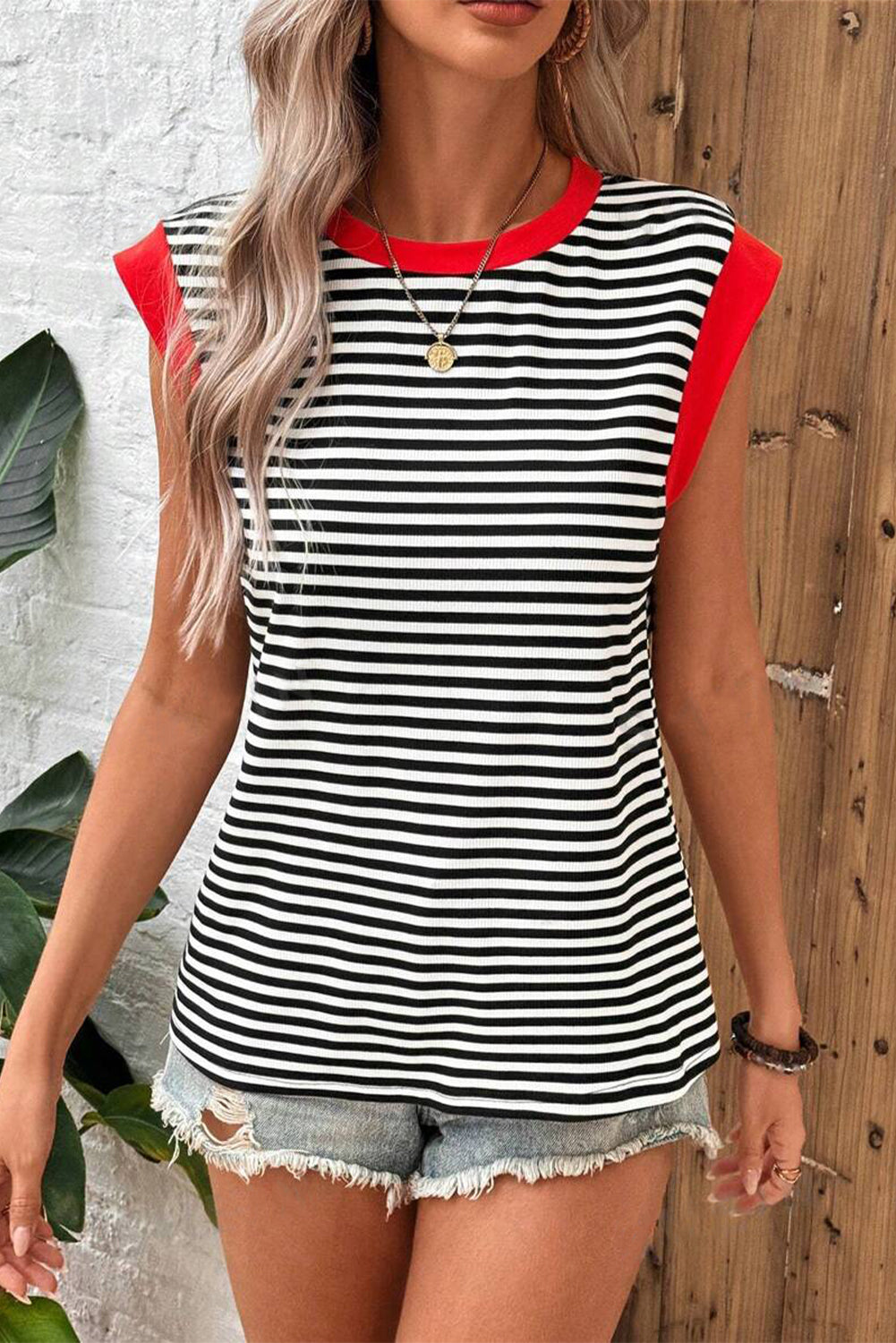 Black Stripe Colorblock Edge Round Neck Sleeveless TopMaterial:95%Polyester+5%Elastane

• Effortlessly chic, this top combines classic stripes with a modern colorblock design for a trendy look..
• Crafted from high-qu