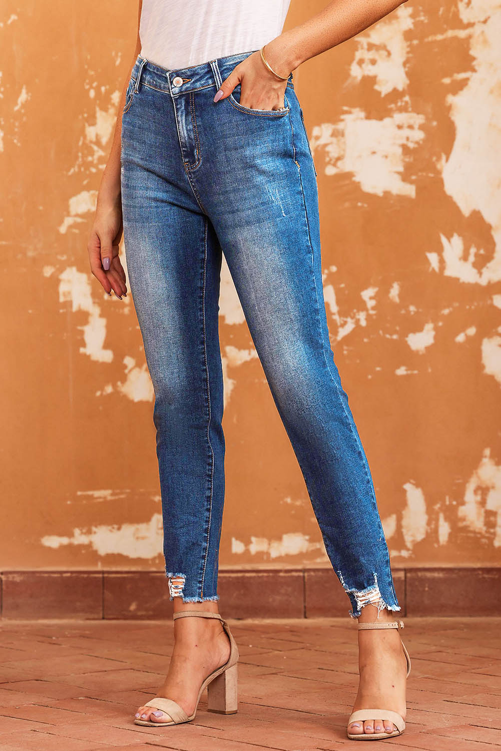 Dark Blue Casual Raw Hem Ankle Length Skinny JeansMaterial:61%Cotton+33%Polyester+5%Viscose+1%Elastane



		Skinny jeans highlight
wearers’ perfect leg shape
	
	
		Raw hem design
makes the casual jeans more s