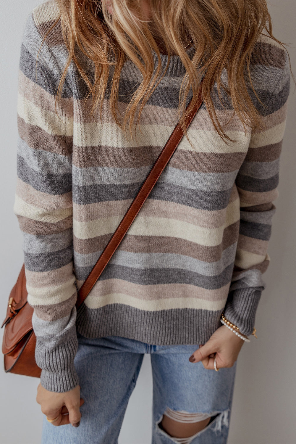 Gray Striped Ribbed Edge Round Neck SweaterMaterial:42%Polyester+28%PBT+20%Acrylic+10%Polyamide



		The cozy sweater is a stylish choice for a pop of color in your wardrobe.
	
	
		The round neck and a r